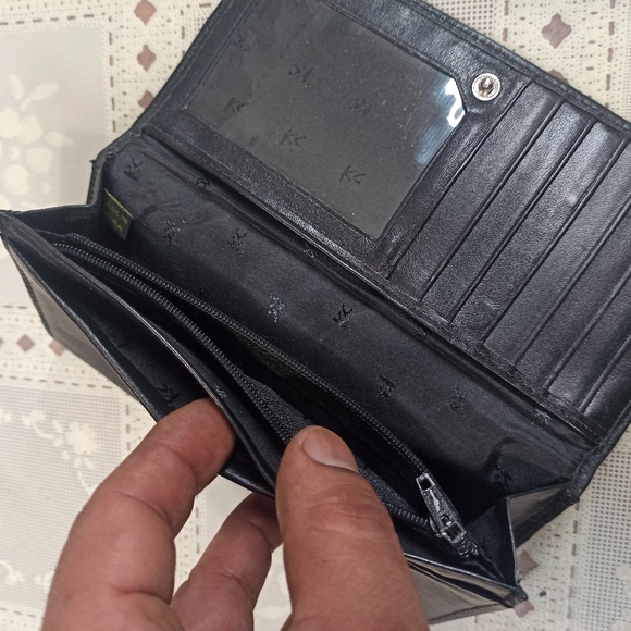 Kenneth Cole Black Leather Women's Hand Wallet with Silver Accent - Picture 14 of 14